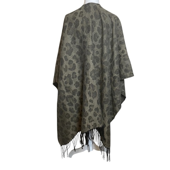 Woolrich One Size Women’s Gray Black Animal Print Shawl Poncho Fringed Soft Warm - Picture 5 of 9